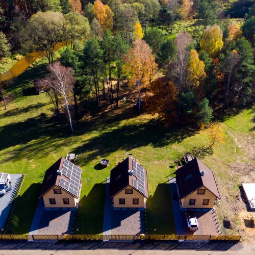 Domki Nad Czarną w Sielpi Wielkiej widziane z drona wśród jesiennego lasu