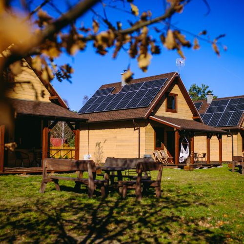 Domki Nad Czarną z tarasami i meblami ogrodowymi, Sielpia Wielka